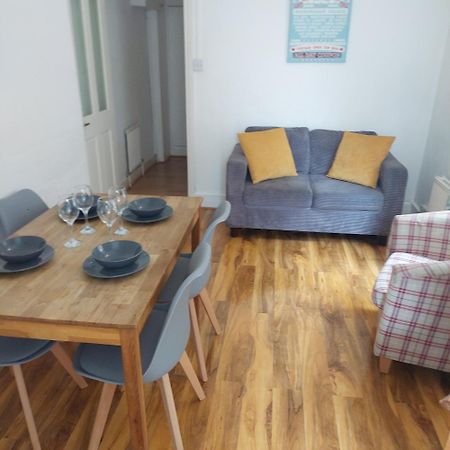 2 Bedroom Apartment, Fortescue Road Лондон Екстер'єр фото