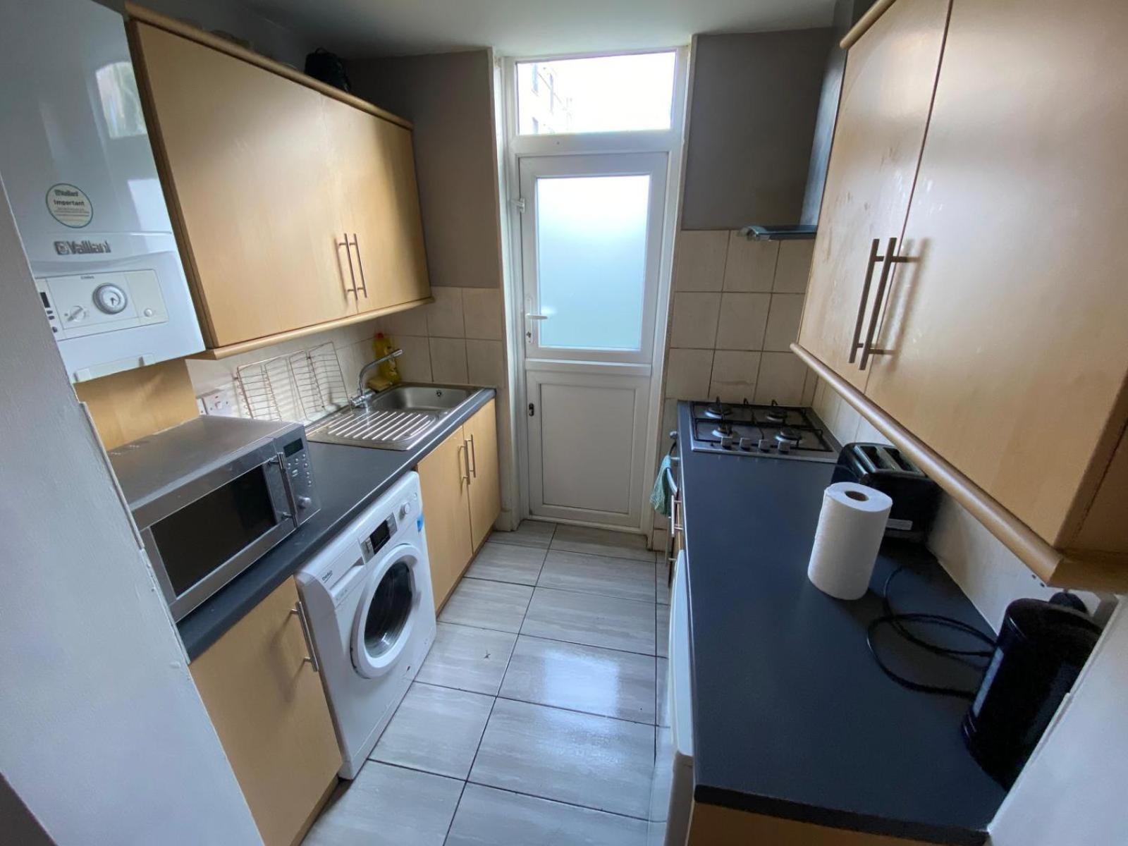 2 Bedroom Apartment, Fortescue Road Лондон Екстер'єр фото