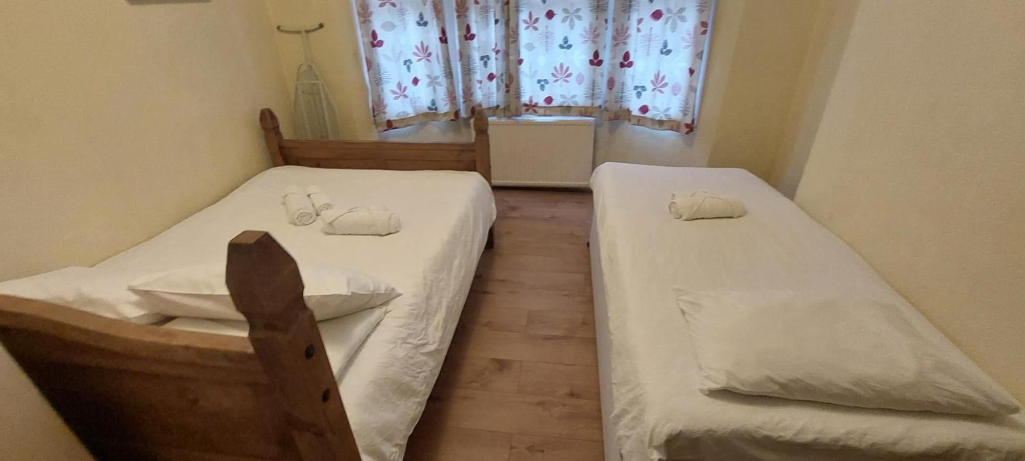 2 Bedroom Apartment, Fortescue Road Лондон Екстер'єр фото