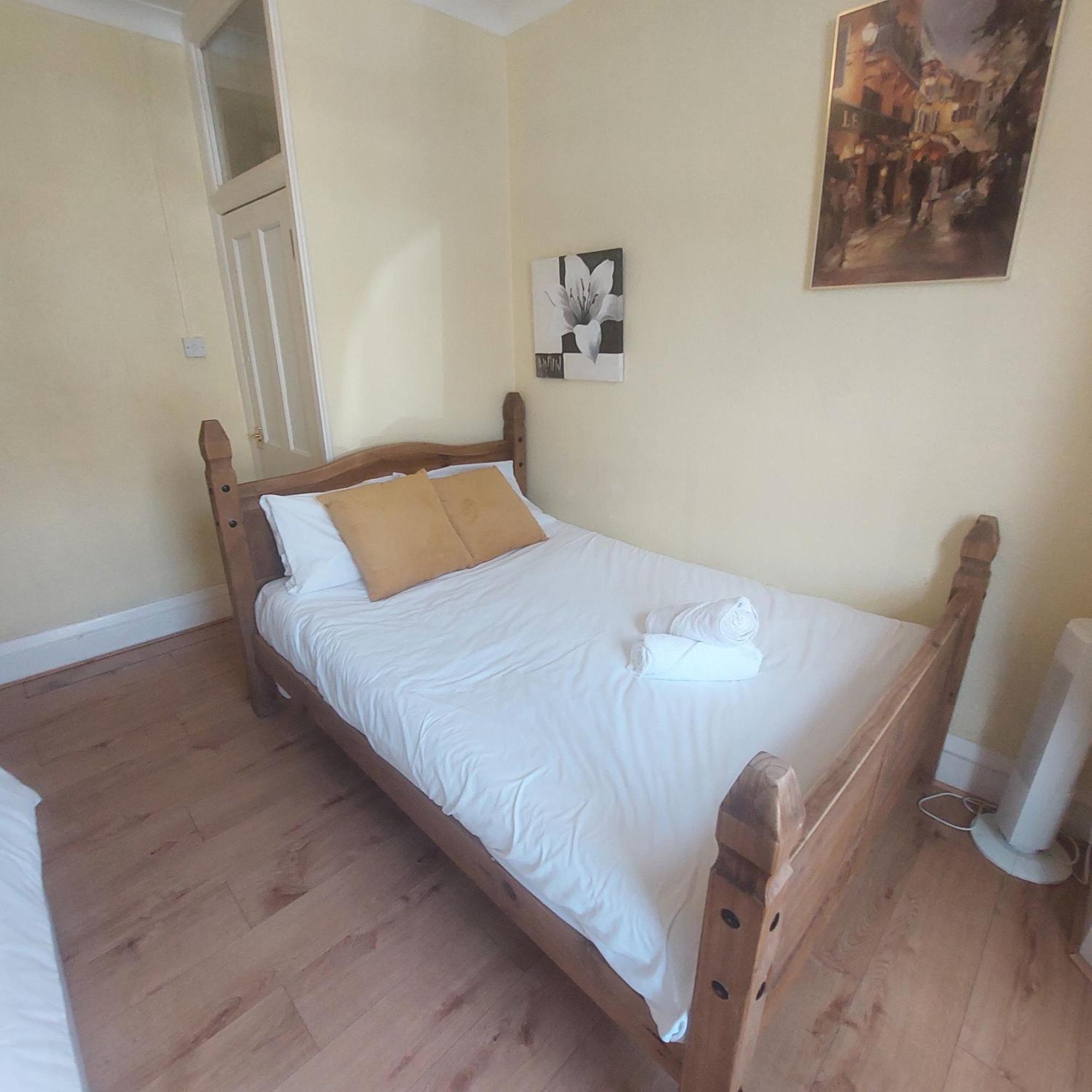 2 Bedroom Apartment, Fortescue Road Лондон Екстер'єр фото