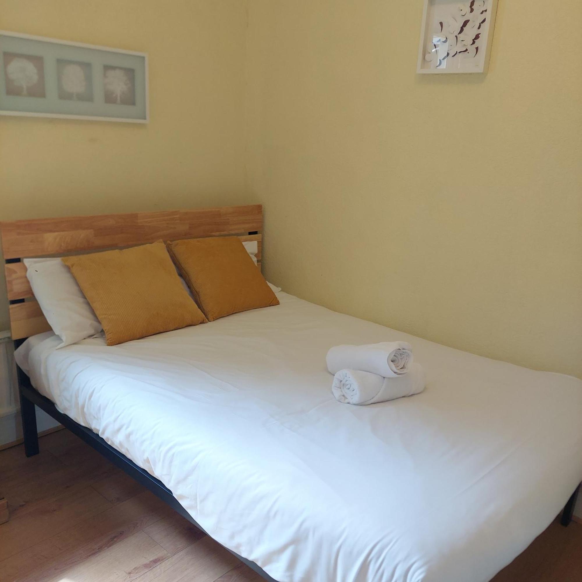 2 Bedroom Apartment, Fortescue Road Лондон Екстер'єр фото