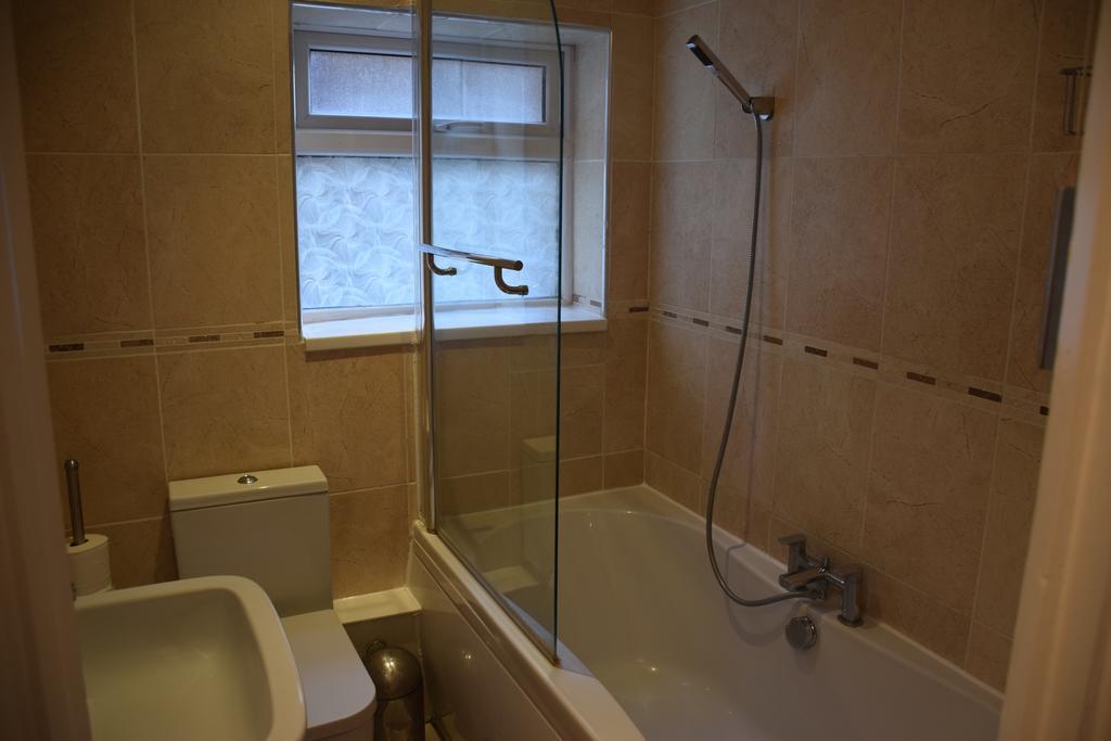 2 Bedroom Apartment, Fortescue Road Лондон Екстер'єр фото